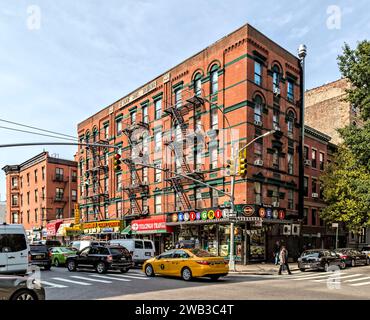 EZ Pawn Corp. Immeuble, un immeuble de cinq étages à East Harlem. Le magasin d'angle a adapté les désignations des lignes de métro dans son enseigne. Banque D'Images