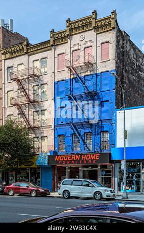 1954-1956 Third Avenue sont une paire d'immeubles d'appartements en briques qui semblent être inoccupés au-dessus des magasins au niveau de la rue. Banque D'Images