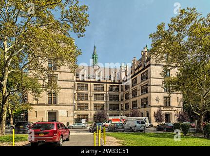 C.B.J. Snyder a conçu public School 109, construit en 1901, dans le style gothique collégial ; c'est un monument de New York au 215 East 99th Street à East Harlem. Banque D'Images