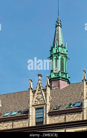 C.B.J. Snyder a conçu public School 109, construit en 1901, dans le style gothique collégial ; c'est un monument de New York au 215 East 99th Street à East Harlem. Banque D'Images