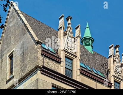 C.B.J. Snyder a conçu public School 109, construit en 1901, dans le style gothique collégial ; c'est un monument de New York au 215 East 99th Street à East Harlem. Banque D'Images