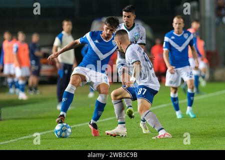 Emanuele Ndoj de Brescia Calcio FC contrastée par Bruno Martella de Feralpisal˜ lors du match de championnat italien de football de Serie B entre Brescia CA Banque D'Images