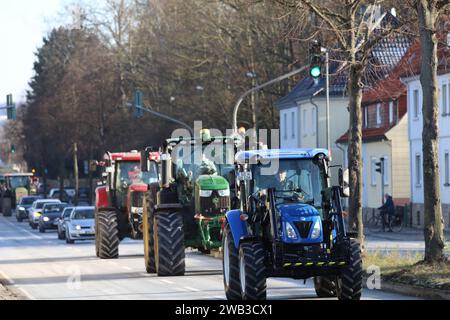 8 janvier 2024, GÃ¶ttingen, Basse-Saxe, Allemagne : les agriculteurs allemands protestent contre la politique agricole du gouvernement fédéral. Il y a déjà eu des perturbations de la circulation dans plusieurs États fédéraux. La police a appelé à une approche pacifique. Les manifestations des agriculteurs à l'échelle nationale ont commencé par des barrages sur les entrées d'autoroute et des convois de tracteurs dans les villes. (Image de crédit : © Tubal Sapkota/Pacific Press via ZUMA Press Wire) USAGE ÉDITORIAL SEULEMENT! Non destiné à UN USAGE commercial ! Banque D'Images