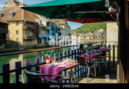 La ville d'Ornans dans la valllée de la Loue, département du Doubs, région Bourgogne-Franche-Comté, France Banque D'Images