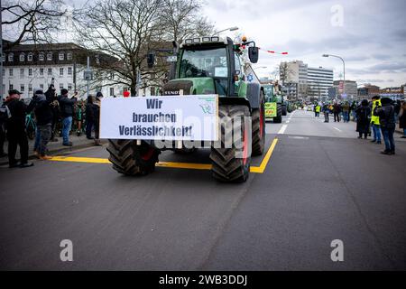 08 janvier 2024, Sarre, Saarbrücken : des tracteurs arrivent pour participer aux manifestations des agriculteurs. En réponse aux plans d'austérité du gouvernement fédéral, l'association des agriculteurs a appelé à une semaine d'action avec des rassemblements et des rassemblements à partir du 8 janvier. Il devrait culminer par une manifestation majeure dans la capitale le 15 janvier. Photo : Laszlo Pinter/dpa Banque D'Images