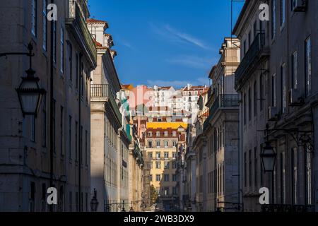 Vue du centre-ville de Lisbonne sur les quartiers Baixa et Alfama de la rue étroite au Portugal. Banque D'Images