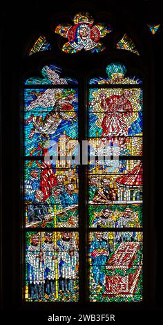 PRAGUE, RÉPUBLIQUE TCHÈQUE - 19 FÉVRIER 2015 - vitrail de la cathédrale Saint-Guy, représentant l'adoration du Christ Banque D'Images