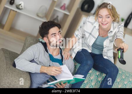 jeune couple jouant à des jeux Banque D'Images