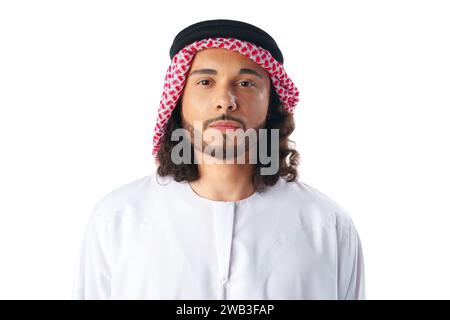 Portrait d'un jeune homme arabe portant une robe traditionnelle du Moyen-Orient thobe isolé sur blanc Banque D'Images