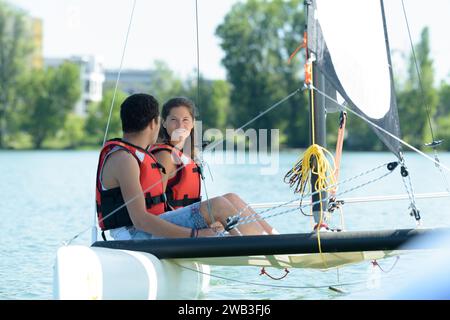 un couple est en voyage de voile Banque D'Images