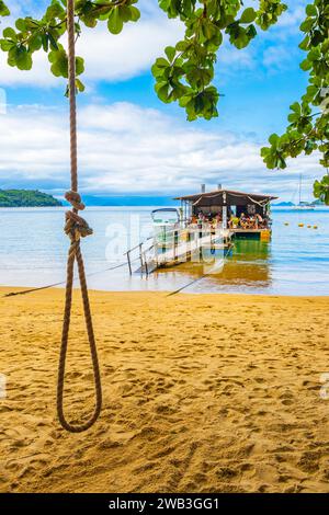 Ilha Grande Brésil 23. Novembre 2020 Amazing mangrove Beach et Pouso Beach avec restaurant de natation et bateaux Grande île tropicale Ilha Grande Brésil. Banque D'Images