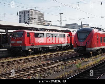 NUREMBERG, ALLEMAGNE - VERS JUIN 2022 : trains à la gare centrale de Nuremberg Hauptbahnhof Banque D'Images