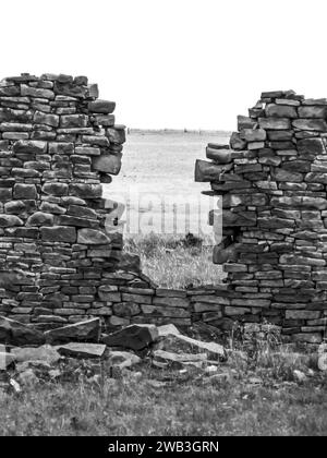 Un mur brisé d'une vieille ruine d'une ferme abandonnée dans la province de l'État libre d'Afrique du Sud Banque D'Images