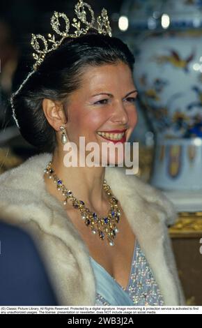 Reine Silvia de Suède. Épouse de l'actuel roi de Suède, Carl XVI Gustaf. Photographié en 1986 dans une tiare faite par E. Wolff & Co., c'était un cadeau du duc et de la duchesse de Connaught à leur fille, la princesse Marguerite de Grande-Bretagne, quand elle épousa le futur roi Gustaf VI Adolphe de Suède en juin 1905. Après sa mort prématurée à l'âge de 38 ans en 1920, il est passé à son fils aîné, le prince Gustaf Adolf, dont l'épouse Sibylla le portait si souvent que le diadème a acquis son nom actuel. Banque D'Images