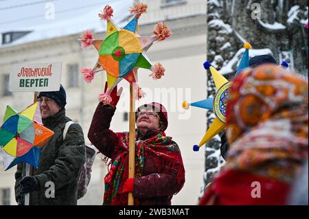 LVIV, UKRAINE - 7 JANVIER 2024 - Une Femme âgée Fixe Une étoile De Noël ...