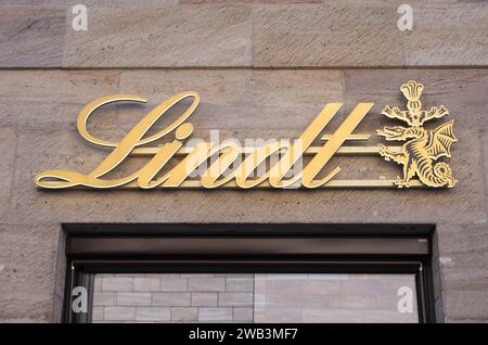 NUREMBERG, ALLEMAGNE - CIRCA JUIN 2022 : Lindt Storefront Sign Banque D'Images