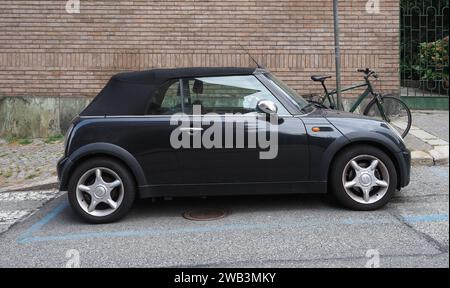 TURIN, ITALIE - 06 OCTOBRE 2023 : Mini voiture noire Banque D'Images