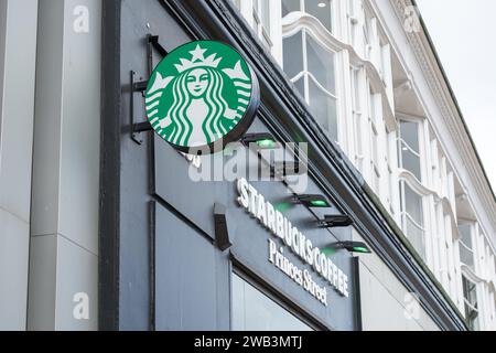 Édimbourg, Royaume-Uni. 17 mars 2017 : Starbucks, logo de la boutique extérieure de Princes Street. Starbucks est l'un des cafés les plus célèbres au monde Banque D'Images