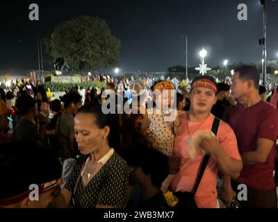 Manille, Philippines. 8 janvier 2024. Les dévots catholiques du Nazaréen noir continuent à affluer et à camper sur le terrain de la tribune Quirino à la veille de la fête du Nazaréen noir le 8 janvier 2024 à Manille, aux Philippines. Ces dévots se joignent à la « traslacion » annuelle ou à la procession du Nazaréen noir le 9 janvier 2024 et espèrent toucher l’icône séculaire de Jésus-Christ, qui est censé avoir des pouvoirs miraculeux. (Image de crédit : © Sherbien Dacalanio/Alamy Live News) Banque D'Images