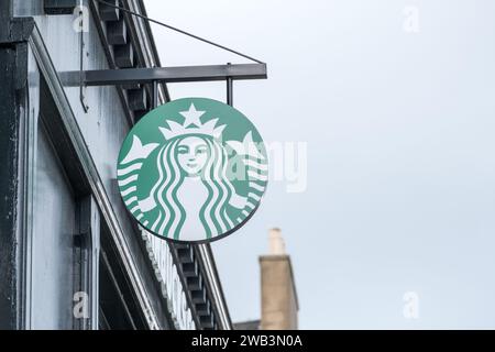 Édimbourg, Royaume-Uni. 17 mars 2017 : Starbucks, logo de la boutique extérieure de Princes Street. Starbucks est l'un des cafés les plus célèbres au monde Banque D'Images