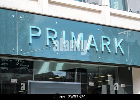 Édimbourg, Royaume-Uni. 17 mars 2017 : Primark, logo de la boutique extérieure de Princes Street. Le grand groupe de vente au détail exploitant des magasins au Royaume-Uni et en Irlande Banque D'Images