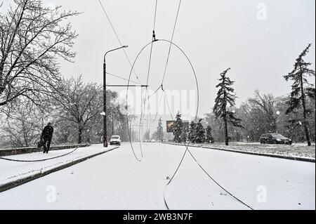 Non exclusive : ZAPORIZHZHIA, UKRAINE - 8 JANVIER 2024 - les lignes de transmission endommagées à la suite de l'attaque de missiles russes sont illustrées en i. Banque D'Images