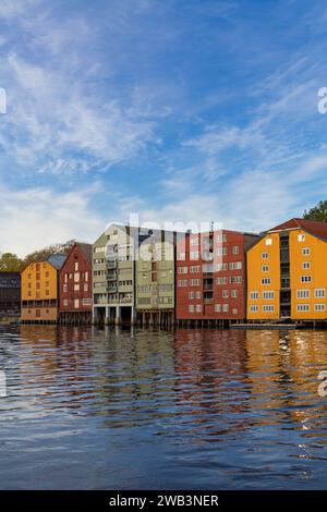 Les entrepôts riverains colorés quais les bâtiments de Bakklandet sur pilotis avec des reflets dans la rivière Nidelva à Trondheim, Norvège, Scandinavie, Europe Banque D'Images