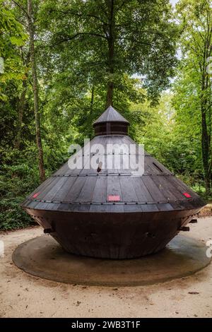 Amboise, France - 12 août 2023 : maquette du char, une des inventions de Léonard dans le parc du Clos Luce. Léonard de Vinci vivait ici pour la Banque D'Images