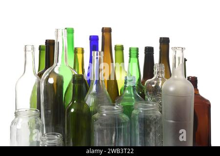 bouteilles et pot sur fond blanc Banque D'Images