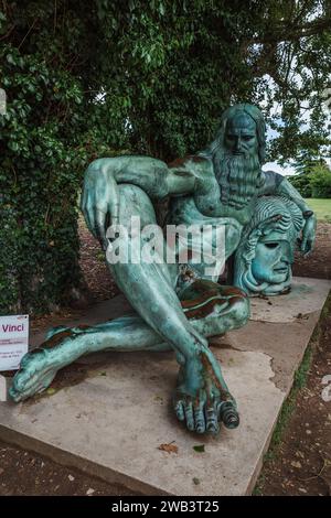 Amboise, France - 12 août 2023 : statue de Léonard de Vinci d'Amleto Cataldi sur la promenade le long de la Loire à Amboise Banque D'Images