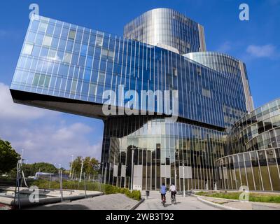 Barcelone, Espagne - 7 octobre 2023 : Gas Natural Building, également connu sous le nom de Mare Nostrum Tower, un gratte-ciel de bureau situé dans la Barceloneta. Banque D'Images