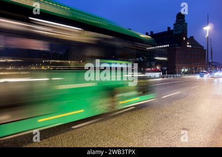 MALMO, SUÈDE - 25 OCTOBRE 2014 : bus vert à conduite rapide créant un effet de flou de mouvement Banque D'Images