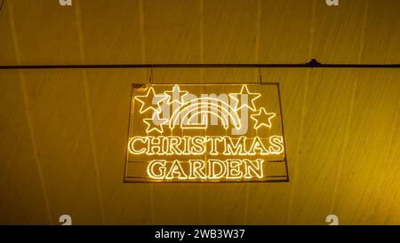 Mainau, Allemagne - 27 décembre 2023 : un jardin de Noël est un événement de Noël avec de belles créations lumineuses et illuminations sur l'île de Mainau Banque D'Images