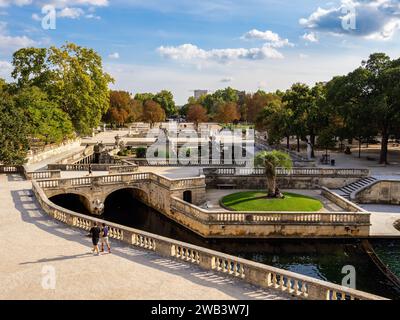 Nîmes, France - 4 octobre 2023 : jardin historique avec sculptures à Nîmes - jardin de la Fontaine - jardin de la Fontaine Banque D'Images