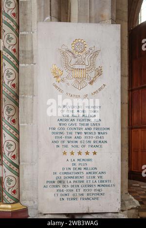 Orléans, France - 10 août 2023 : plaque commémorative dans la cathédrale d'Orléans dédiée à un demi-million de soldats américains tombés au combat pendant les deux guerres Banque D'Images