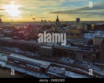 L'église Katarina dans le quartier de Södermalm d'en haut et la vue sur l'Ericsson Globen, dans le froid soleil d'hiver avec de la neige sur les toits. Banque D'Images