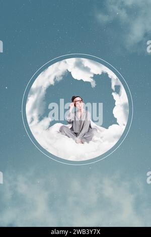 Collage photo surréaliste vertical de jeune jolie femme à la mode réveillé dans des nuages bulle d'air joyeux détendu heureux sur fond de ciel Banque D'Images