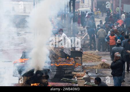 Katmandou, Népal- avril 20,2019 : le peuple hindou crémant des cadavres selon des rituels hindous au temple Pashupatinath de la rivière Bagmati. Banque D'Images