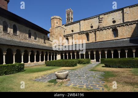 Cloître de Cathédrale de Santa Maria, la Seu d’Urgell, province de Lleida, Catalogne, Espagne Banque D'Images