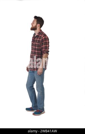 portrait complet d'un homme avec chemise à carreaux, jeans et baskets sur fond blanc Banque D'Images