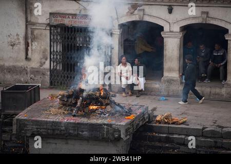 Katmandou, Népal- avril 20,2019 : le peuple hindou crémant des cadavres selon des rituels hindous au temple Pashupatinath de la rivière Bagmati. Banque D'Images