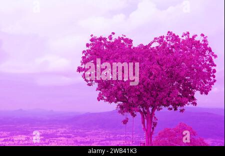 Pop Art Surreal style arbre en forme de coeur contre ciel nuageux en couleur rose violet Banque D'Images