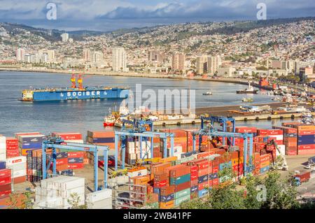 Une scène animée et colorée dans le port animé de Valparaíso (province de Valparaíso, région de Valparaiso, Chili) Banque D'Images