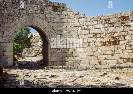 La porte et le mur du vieux village et château de Carrazeda de Ansiães (Bragança, Portugal) Banque D'Images