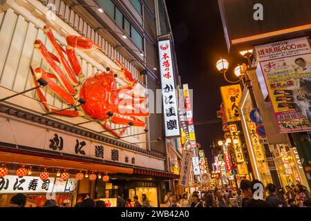 Osaka, Japon - 2 août 2020 : promenade touristique dans une rue commerçante appelée rue Dotonbori. Crabe géant en mouvement sur le restaurant à Dotonbori Osaka Banque D'Images