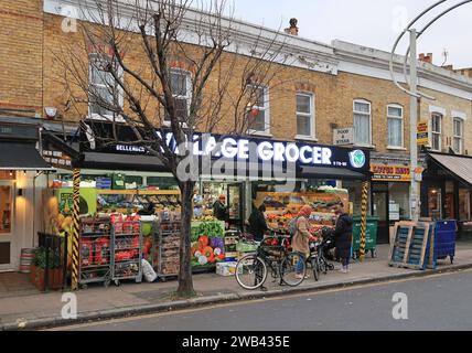 Village Grocer, le supermarché local sur Bellenden Road, Peckham, sud-est de Londres, Royaume-Uni. Banque D'Images