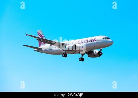 Boryspil, Ukraine - 27 août 2019 : l'avion Airbus A320 (A7-AHD) de Qatar Airways atterrit à l'aéroport de Boryspil Banque D'Images