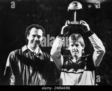 Photo de dossier datée du 26-03-1986 de Franz Beckenbauer (à gauche), qui a conduit l'Allemagne de l'Ouest à la gloire de la coupe du monde en tant que capitaine et entraîneur, est décédé à l'âge de 78 ans, a déclaré sa famille dans un communiqué à l'agence de presse allemande DPA. Date d'émission : lundi 8 janvier 2024. Banque D'Images
