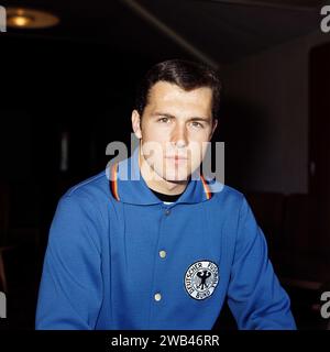 Photo de dossier datée du 05-07-1966 de Franz Beckenbauer, qui a conduit l'Allemagne de l'Ouest à la gloire de la coupe du monde en tant que capitaine et entraîneur, est décédé à l'âge de 78 ans, a déclaré sa famille dans un communiqué à l'agence de presse allemande DPA. Date d'émission : lundi 8 janvier 2024. Banque D'Images