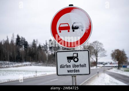 Diedorf, Bavière, Allemagne - 8 janvier 2024 : panneau interdit de dépassement à l'exception des véhicules agricoles et des tracteurs en hiver sur une route de campagne *** Überholverbot Schild mit Außnahme von Landwirtschaftlichen Fahrzeugen und Traktoren im Winter auf einer Landstraße Banque D'Images